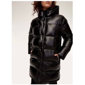 Aritzia The Super Puff Mid in Glossy Black